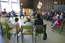 Kinderkarfreitagsliturgie im Gemeindezentrum (Foto: Karl-Franz Thiede)